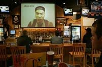 Các thực khách tại một nhà hàng ở Blacksburg, Virginia đang xem đoạn phim của Cho trên đài NBC.