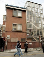 Gia đình nhà Cho từng sống trong một căn hộ tầng hầm trong khu nhà này ở khi còn ở Seoul, Hàn Quốc. Ảnh