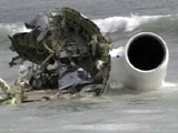 Một mảnh vỡ của chiếc máy bay trôi dạt trên biển.