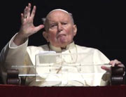 Giáo hoàng John Paul II xuất hiện lần cuối cùng trước công chúng bên cửa sổ phòng riêng ngày 30/3/2005.