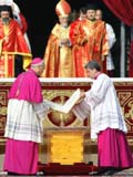 Các giám mục đặt cuốn kinh Phúc âm trên quan tài Giáo hoàng.
