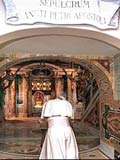 Giáo hoàng John Paul II cầu nguyện trước mộ Giáo hoàng tiên khởi Peter.