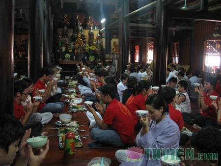 Phật tử dùng cơm chay trong chùa.