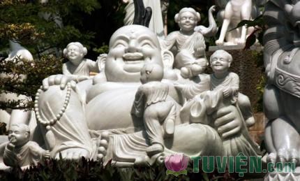 Ý nghĩa sáu đứa bé trên thân Phật Di Lặc