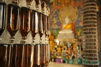 Độc đáo ngôi chùa triệu chai - Wat Lan Kuad
